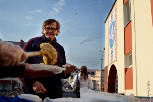 Зенитки в центре Слуцка и бесплатная каша возле ресторана