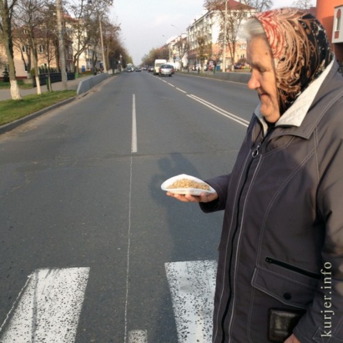 Зенитки в центре Слуцка и бесплатная каша возле ресторана