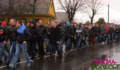 В День призывника порядка 120 новобранцев Лунинетчины получили повестки в армию