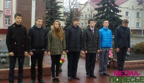 В канун Дня революции к памятнику Ленину возложили цветы