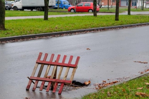 Открытые люки и ямы не ремонтируют годами