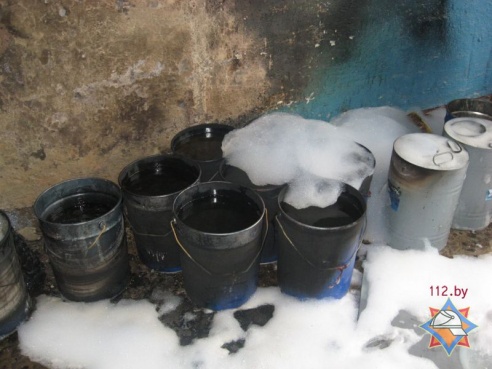 В Петриковском районе на пожаре в бывшей воинской части пострадали два человека (фото)