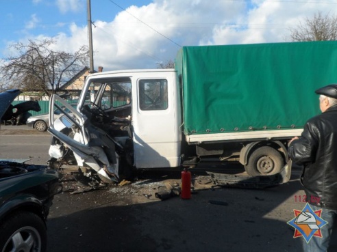 В Хойниках «Мерседес» лоб в лоб столкнулся с «Ауди», четыре человека пострадали (фото)