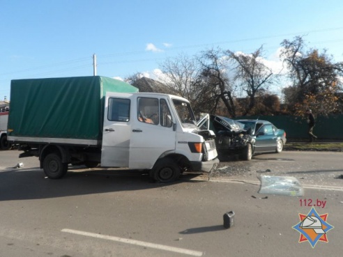 В Хойниках «Мерседес» лоб в лоб столкнулся с «Ауди», четыре человека пострадали (фото)