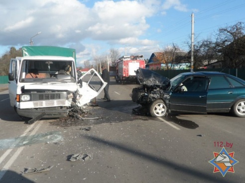 В Хойниках «Мерседес» лоб в лоб столкнулся с «Ауди», четыре человека пострадали (фото)