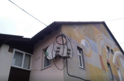 В Светлогорске работающий светофор повесили на дом (фото)