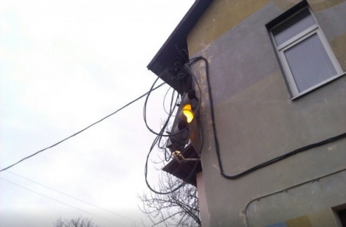 В Светлогорске работающий светофор повесили на дом (фото)