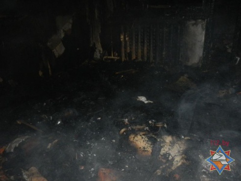 На пожаре в речицкой пятиэтажке спасли пенсионера (фото, видео)