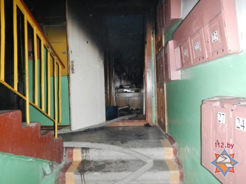 На пожаре в речицкой пятиэтажке спасли пенсионера (фото, видео)