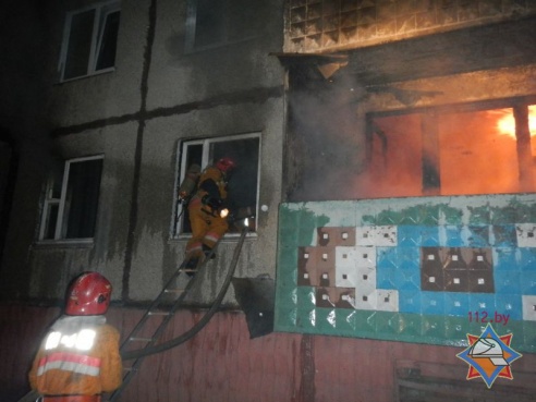 На пожаре в речицкой пятиэтажке спасли пенсионера (фото, видео)