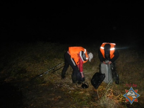 Лодка получила прокол – спасатели переправили рыбаков через Днепр (фото)