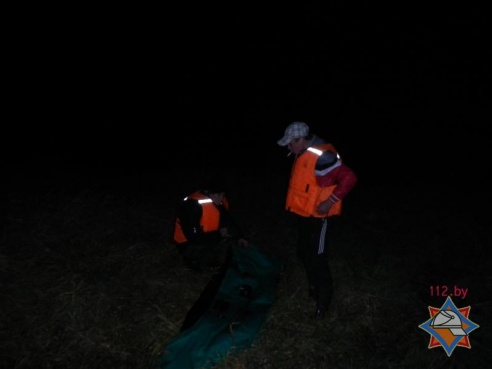 Лодка получила прокол – спасатели переправили рыбаков через Днепр (фото)