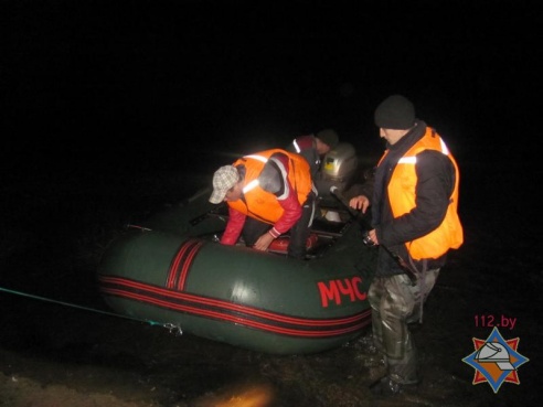 Лодка получила прокол – спасатели переправили рыбаков через Днепр (фото)