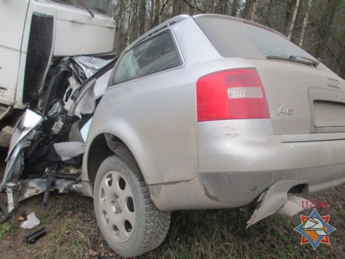 В Жлобинском районе Audi врезалась в МАЗ: два человека погибли (фото)