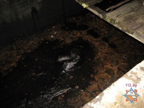 Житель Петрикова был найден мертвым в яме с битумом (фото)