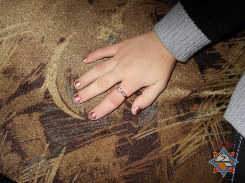 В Калинковичах спасатели помогли школьнице снять кольцо с пальца (фото)