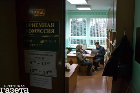 Слабовидящая абитуриентка проверила БрГУ на наличие условий для обучения инвалидов по зрению