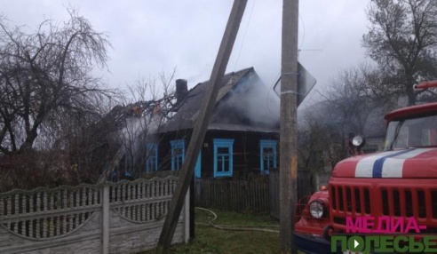 В Лахве 80-летняя пенсионерка получила ожоги, пытаясь тушить пожар в своём доме