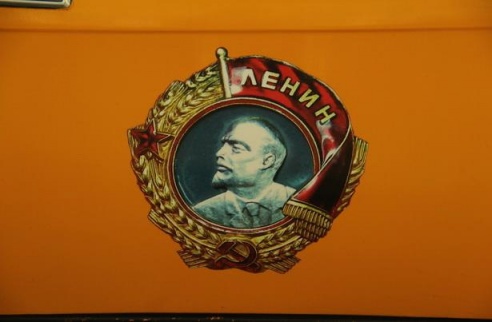 Житель Барановичей превратил советский "Москвич" в памятник коммунизму на колесах