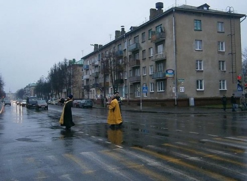 В Барановичах освятили аварийные улицы и перекрестки