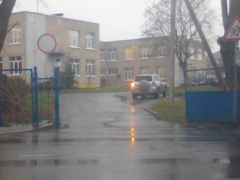 В Речице водители ездят прямо по территории детского сада (фото)