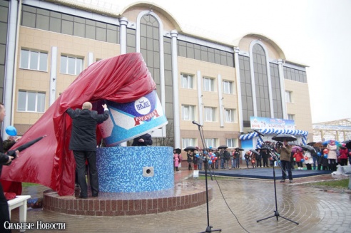 Под дождем в Рогачеве открыли первый в мире памятник сгущенке (обновлено, добавлено фото)