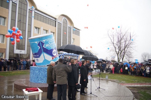 Под дождем в Рогачеве открыли первый в мире памятник сгущенке (обновлено, добавлено фото)