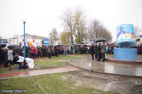 Под дождем в Рогачеве открыли первый в мире памятник сгущенке (обновлено, добавлено фото)