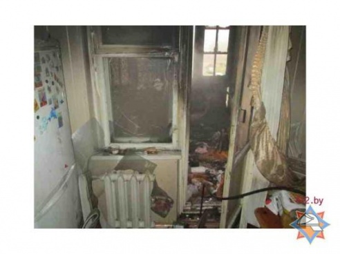 В Барановичах сотрудник МЧС после дежурства спас соседку, в квартире которой начался пожар
