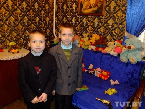 У мамы в Паричах, которую в прошлом году лишили приемных детей, могут забрать и усыновленных