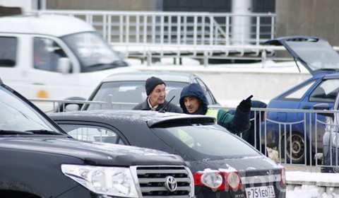 Стоянка на Хмельницкого несколько лет не дает спать жителям дома № 40