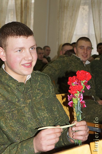 Будущие медсёстры поздравили военнослужащих Будущие медсёстры поздравили военнослужащих