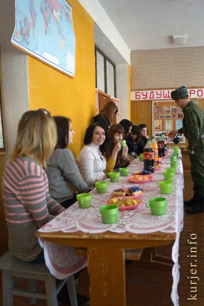 Будущие медсёстры поздравили военнослужащих Будущие медсёстры поздравили военнослужащих