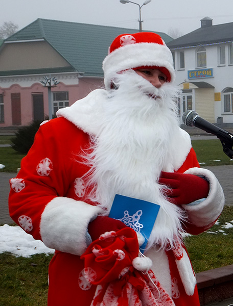 ВЕСЯЛІЛІ НА ПЛОШЧЫ НАРОД, КАБ ХУТЧЭЙ НАДЫШОЎ НОВЫ ГОД!