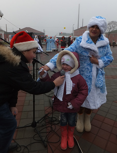 ВЕСЯЛІЛІ НА ПЛОШЧЫ НАРОД, КАБ ХУТЧЭЙ НАДЫШОЎ НОВЫ ГОД!