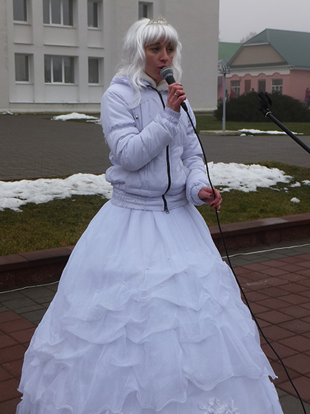 ВЕСЯЛІЛІ НА ПЛОШЧЫ НАРОД, КАБ ХУТЧЭЙ НАДЫШОЎ НОВЫ ГОД!