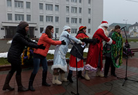 ВЕСЯЛІЛІ НА ПЛОШЧЫ НАРОД, КАБ ХУТЧЭЙ НАДЫШОЎ НОВЫ ГОД!