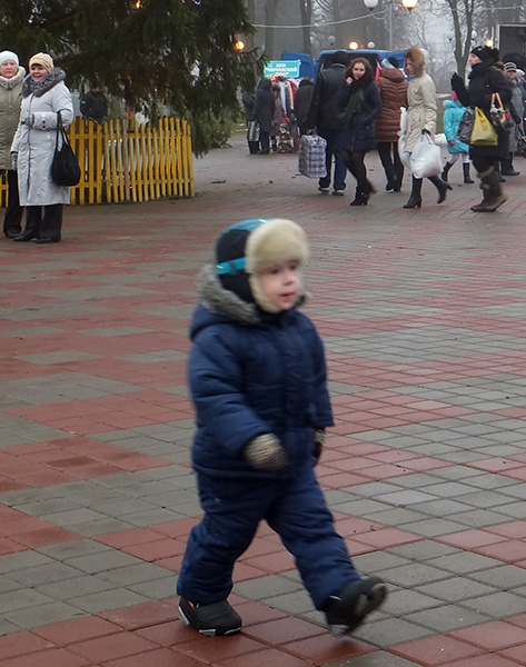 ВЕСЯЛІЛІ НА ПЛОШЧЫ НАРОД, КАБ ХУТЧЭЙ НАДЫШОЎ НОВЫ ГОД!