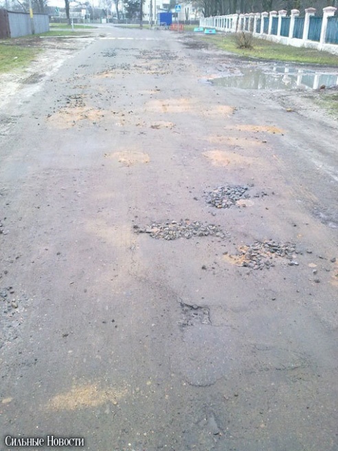 Фотофакт: как «отремонтировали» дорогу в Калинковичах