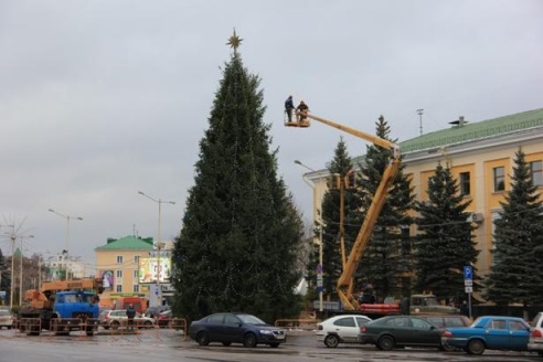 В Барановичах украсили главную елку