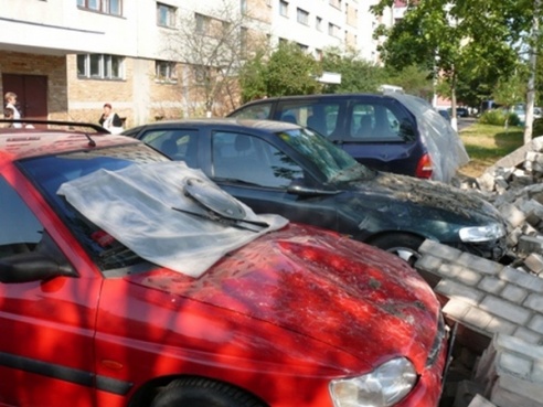 В Бресте в деле об аварийном заборе и поврежденных им автомобилях ответчиком определен облисполком