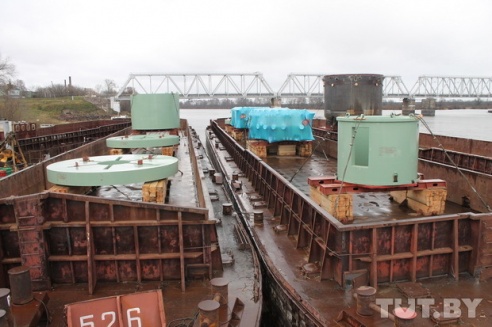 Как везут ловушку расплава для БелАЭС — фоторепортаж из речицкого порта