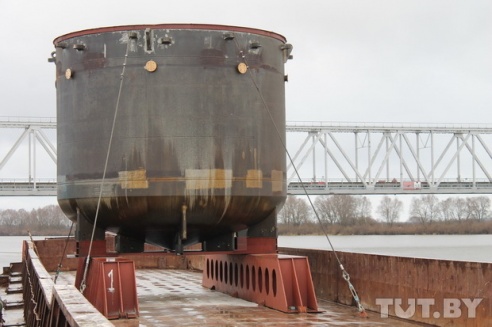 Как везут ловушку расплава для БелАЭС — фоторепортаж из речицкого порта