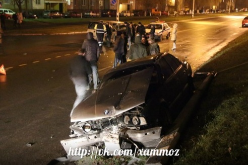 В Мозыре БМВ после удара «Доджа» врезался в столб (фото)