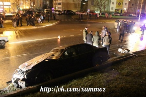 В Мозыре БМВ после удара «Доджа» врезался в столб (фото)