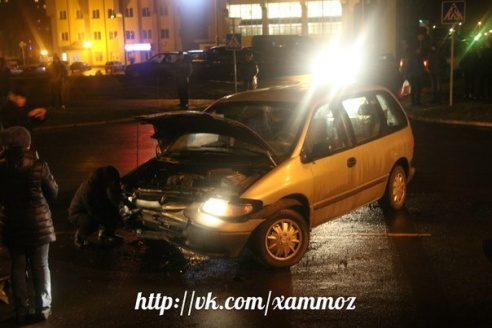 В Мозыре БМВ после удара «Доджа» врезался в столб (фото)