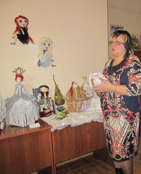 В Барановичах открылась выставка авторских кукол