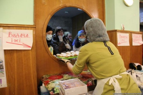 Горы прыпасаў, прыгажуні рэжуць бутэрброды — фотарэпартаж з кухні Еўрамайдану