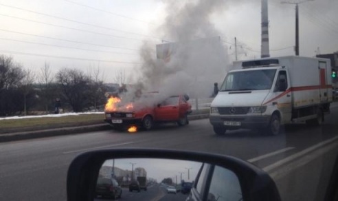 В Барановичах во время движения загорелся автомобиль