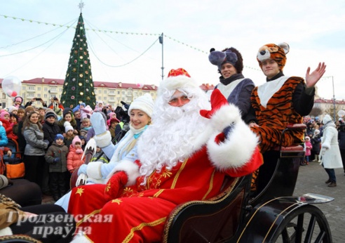 300 Дедов Морозов и Снегурочек зажгли новогоднюю иллюминацию в Гродно